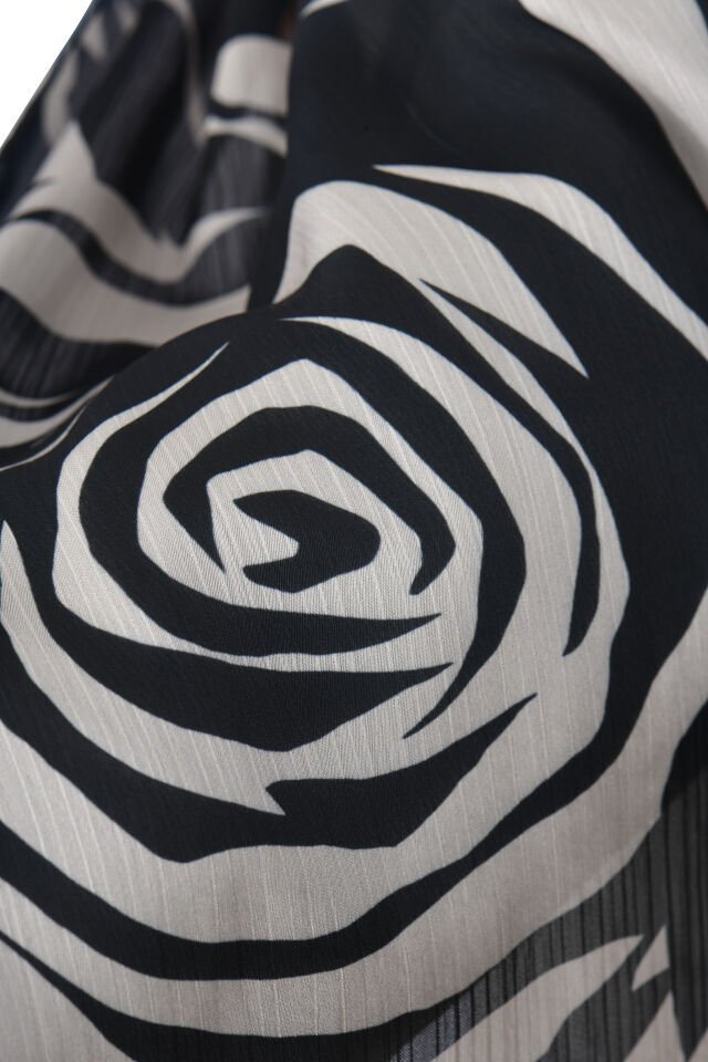 Sanatsal Gül Motifli Desenli Şal