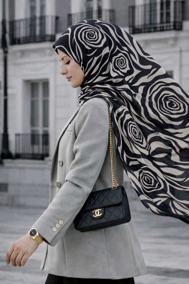 Sanatsal Gül Motifli Desenli Şal